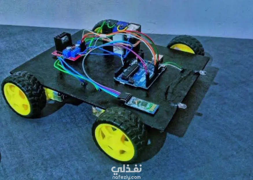 سيارة يتم التحكم بها عبر البلوتوث باستخدام تطبيق موبايل مخصص