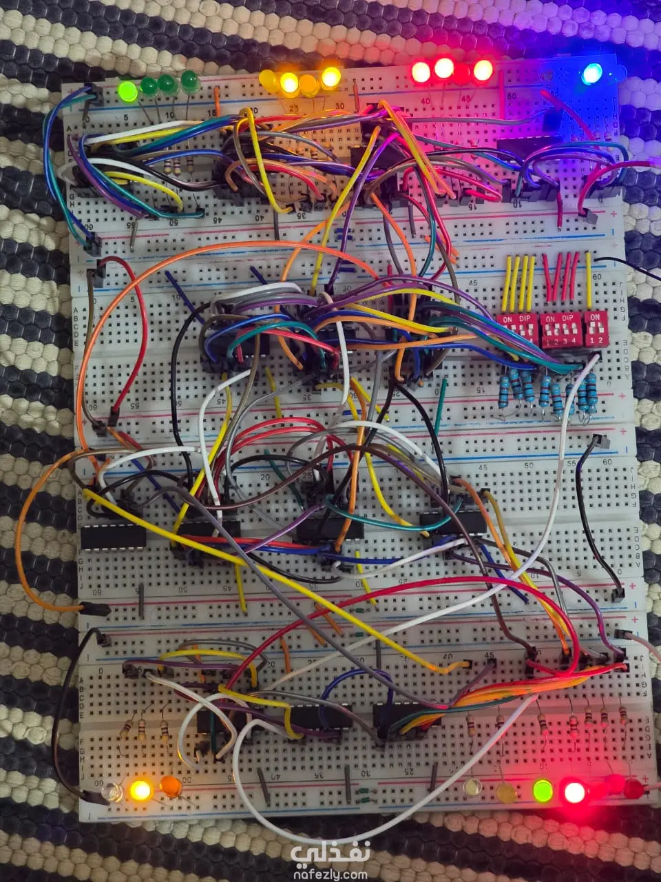 تصميم وتنفيذ دائرة حسابية ومنطقية 4-بت (4-bit Arithmetic & Logic Unit)