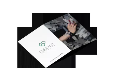 تصميم شعار مميز وبوستر مع اعلانات ضخمة على الطرقات بعنوان EMERALD JEWELRY