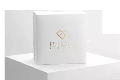 تصميم شعار مميز وبوستر مع اعلانات ضخمة على الطرقات بعنوان EMERALD JEWELRY