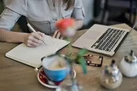 الكتابة الرقمية : كيف غيرت أسلوب التواصل في العصر الحديث؟