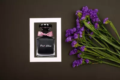 تصميم إعلان لعطر نسائي أنيق