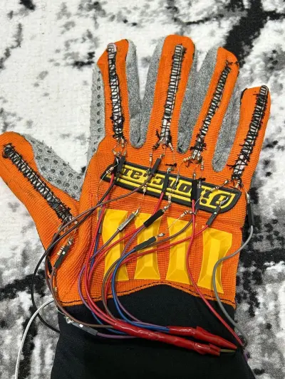 Smart Gloves: قفازات ذكية لترجمة لغة الإشارة وتحسين التفاعل البشري