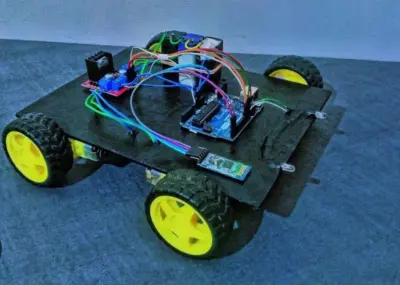 سيارة يتم التحكم بها عبر البلوتوث باستخدام تطبيق موبايل مخصص