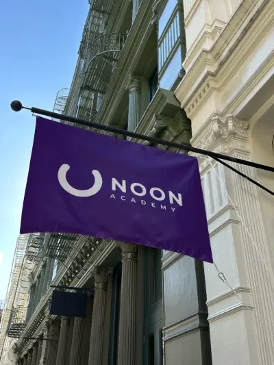 تصميم شعار وهوية بصرية لأكاديمية Noon Academy