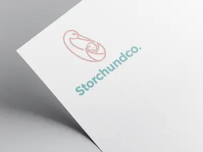 شعار وهمي لمحل ملابس اطفال يسمي .storchundco
