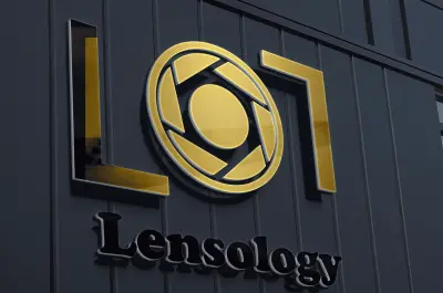 تصميم شعار وهوية احترافية لاستوديو Lensology