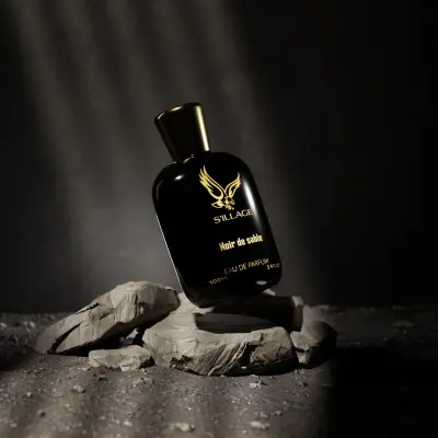 بوستر اعلاني لعطر مع تنفيذ البيئة المحيطه ثري دي