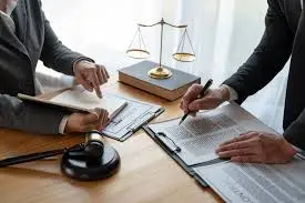 صورة العمل صياغة عقود و مذكرات واستشارات قانونية