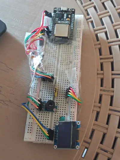 نظام Wearable ذكي لمراقبة المؤشرات الحيوية وإرسالها لحظيًا لتطبيق موبايل باستخدام تقنيات IoT