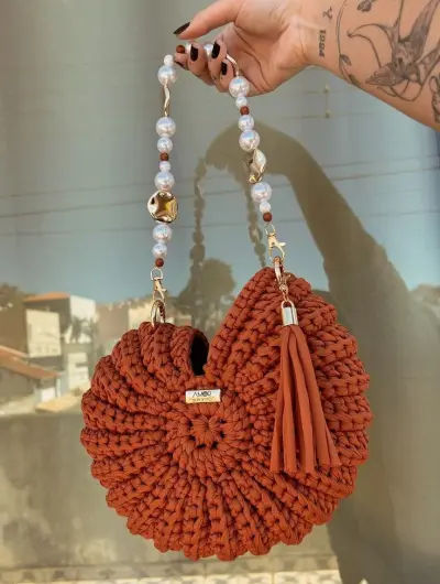 إعلان تسويقي لكولكشن الشنط الصيفية على السوشيال ميديا