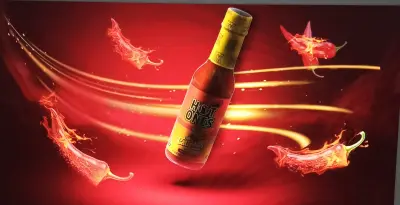 التصميم إعلان لزجاجة صوص حار