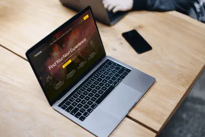 تصميم واجهة مستخدم حديثة لصفحة هبوط (Landing Page) لمنصة Momenta