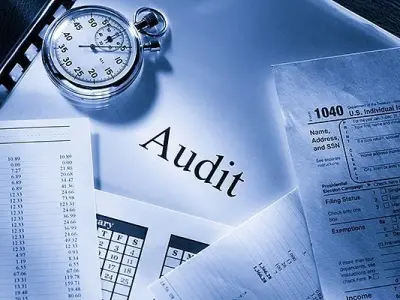 مراجعة وتدقيق الحسابات الشهرية وكشف الأخطاء المحاسبية