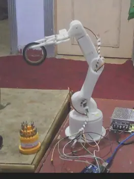 ذراع روبوت ب 5 درجات حريه