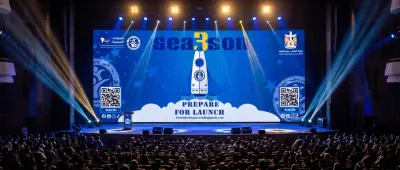 تصميم بانر ورول أب احترافي لفعاليات شبابية يجذب الانتباه من أول نظرة