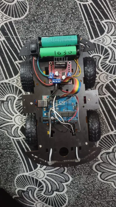 تطوير روبوت ذكي لتتبع المسار باستخدام Arduino