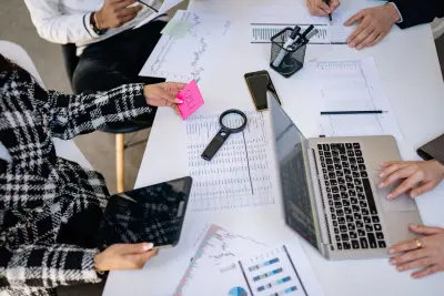 إجراء بحث سوق وتحليل المنافسين والجمهور المستهدف باحترافية