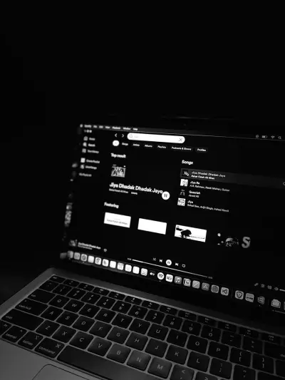 مصمم جرافيك ومصور و work in online teachers platforms