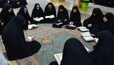 معلمة قرآن كريم أونلاين لدى تطبيق مدكر