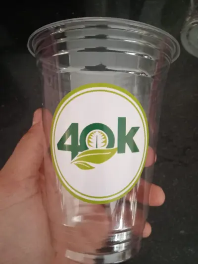 تطوير الشعار والهوية البصرية لعلامة "40K" للعصائر والقهوة وتطبيقاتها الاسترجاعية (Rebranding)