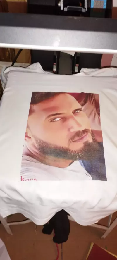 مصمم جرافيك علي الملابس