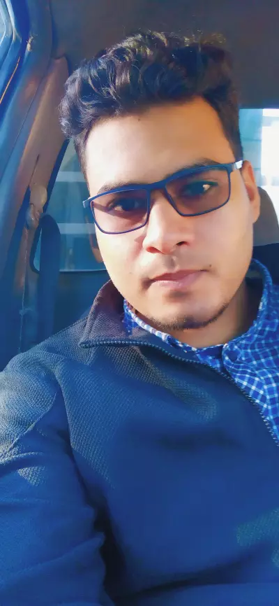مترجم وكاتب محتوي ومصمم شعارات