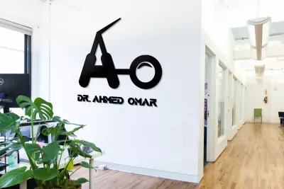 لوجو دكتور اسنان ب اسم احمد عمر بA O