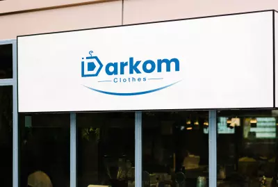 شعار لشركة بيع ملابس عبر الانترنت تحت مسمى " ملابس داركم" "Darkom Clothes"
