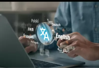مترجم ومستشار لغوي.