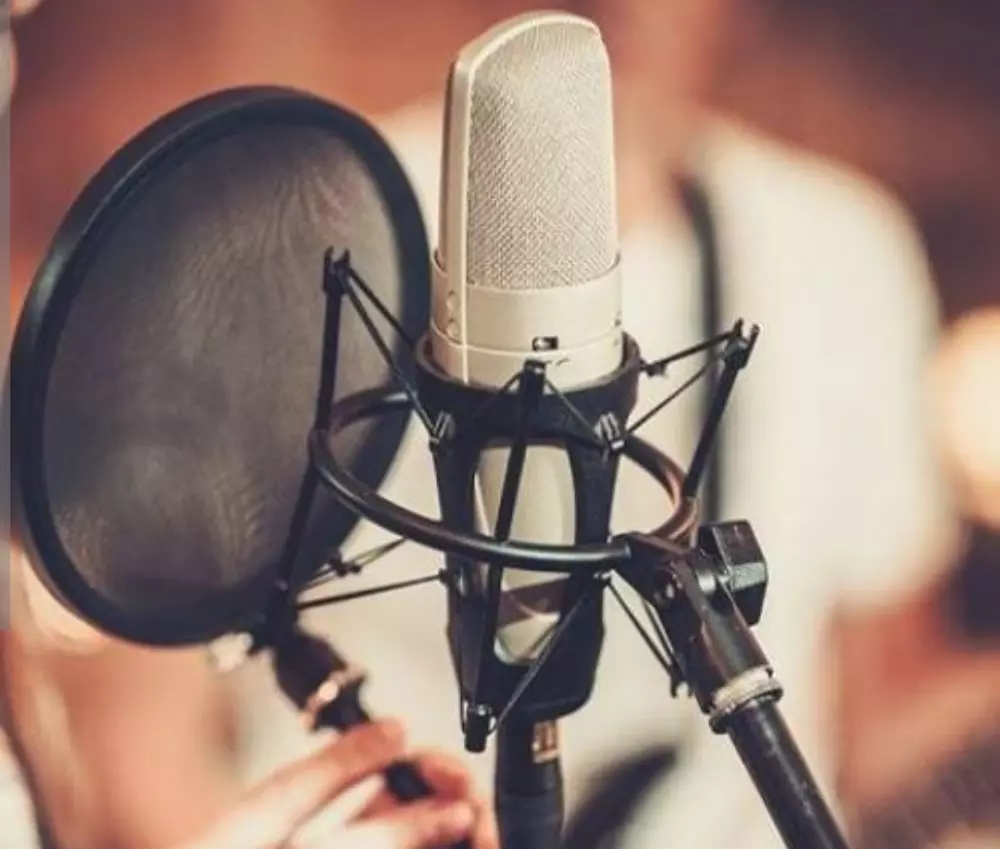 تعليق صوتي احترافي ١٥٠ كلمه مقابل ٥ دولار