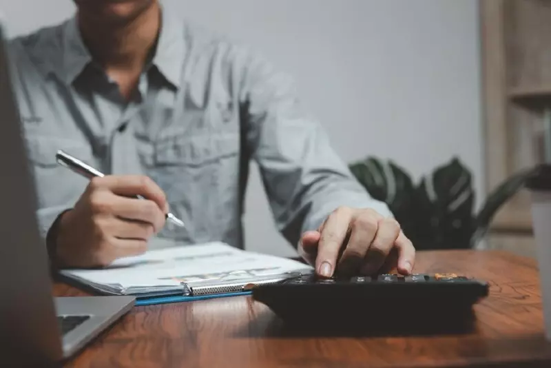 مستشار مالي وإداري