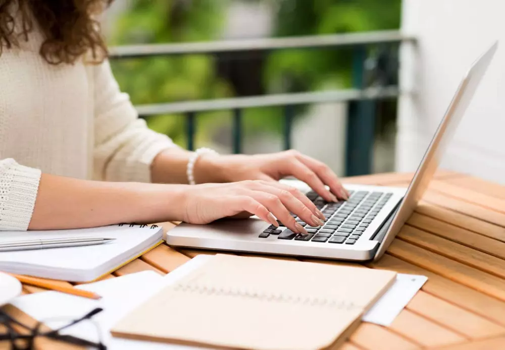 عمل بحث احترافي باللغة الانجليزية للمدرسة أو الجامعة على الكمبيوتر.