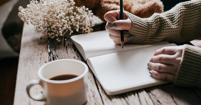 كتابة  مقالات حصريّة ، و إعادة صياغة مقالات ، و تَدوينات