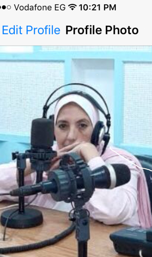 انا مذيعة بالاذاعة ومعلقة صوتية محترفة خبرة اكثر من ٢٥ سنة