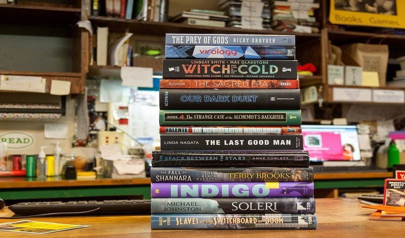 توفير دراسات سابقة ومراجع للأبحاث العلمية