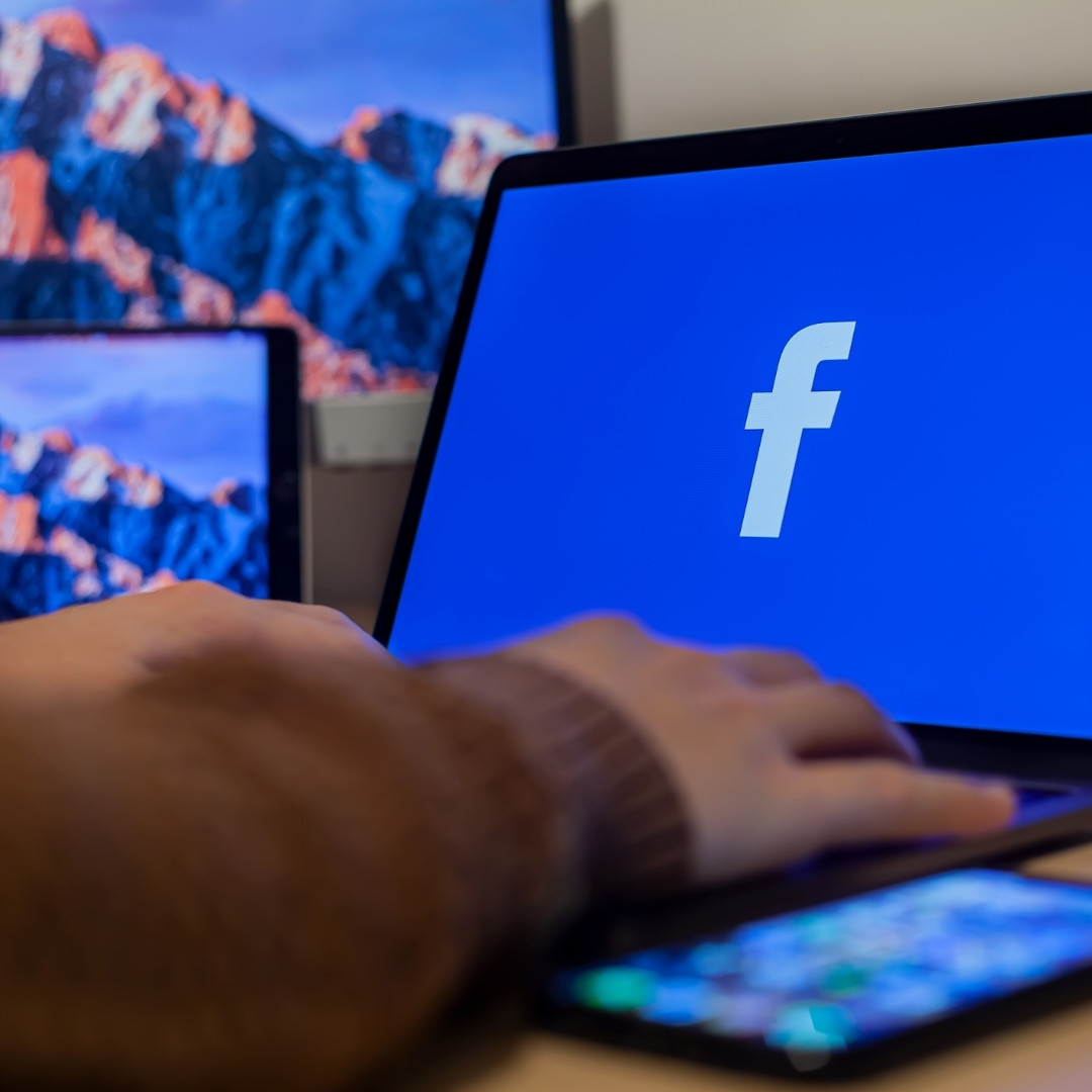 مسوق صفحات الفيسبوك