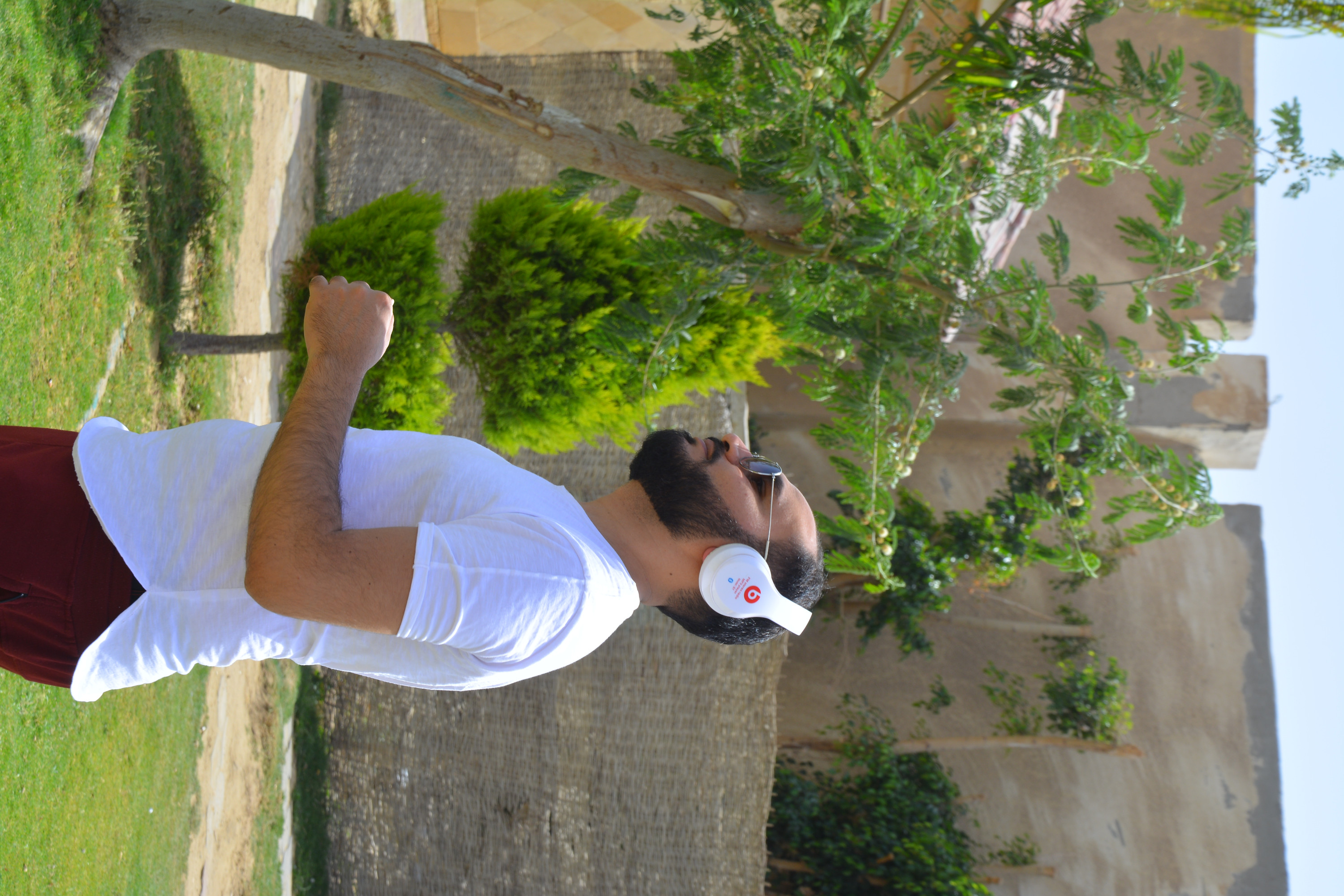 الغناء في مناسبه