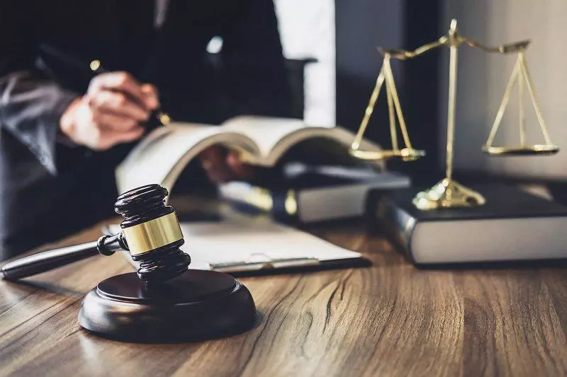 استشارات قانونية / كتابة لوائح ومذكرات واعتراضات / صياغة ومراجعة العقود (بإحترافية تامة)