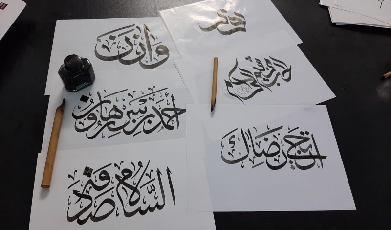 كتابة الأسماء والعناوين بالخط العربي