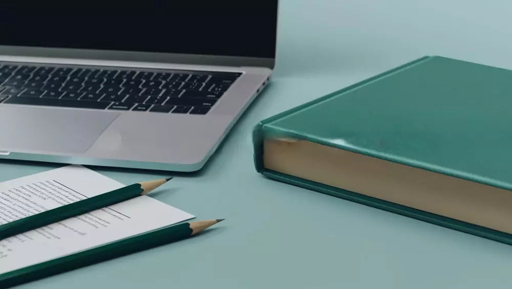 تدقيق لغوى شامل إملاء، نحو، صياغة، وعلامات ترقيم