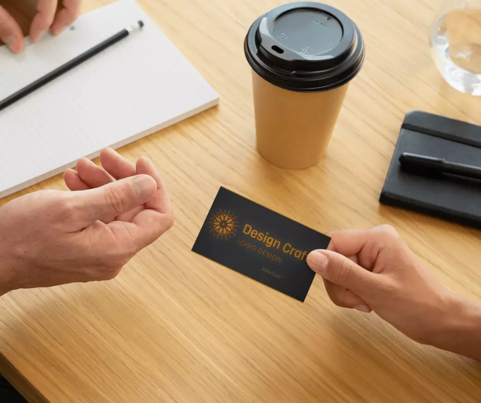 سأقوم بتصميم كارت شخصي احترافي يُعبّر عن هويتك المهنية أو التجارية بأسلوب أنيق وعصري، يمكن استخدامه للطباعة أو الإرسال الرقمي.