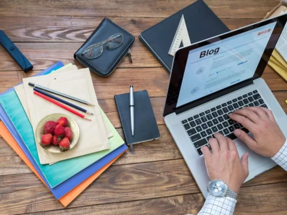 كتابة المقالات والبحوث بطرق احترافيه تشمل اللغتين العربيه والانجليزيه