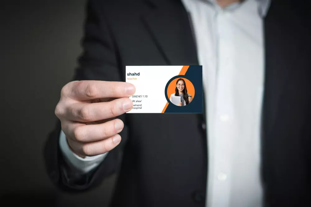 تصميم بطاقة عمل احترافية تعكس هويتك التجارية بأسلوب مميز