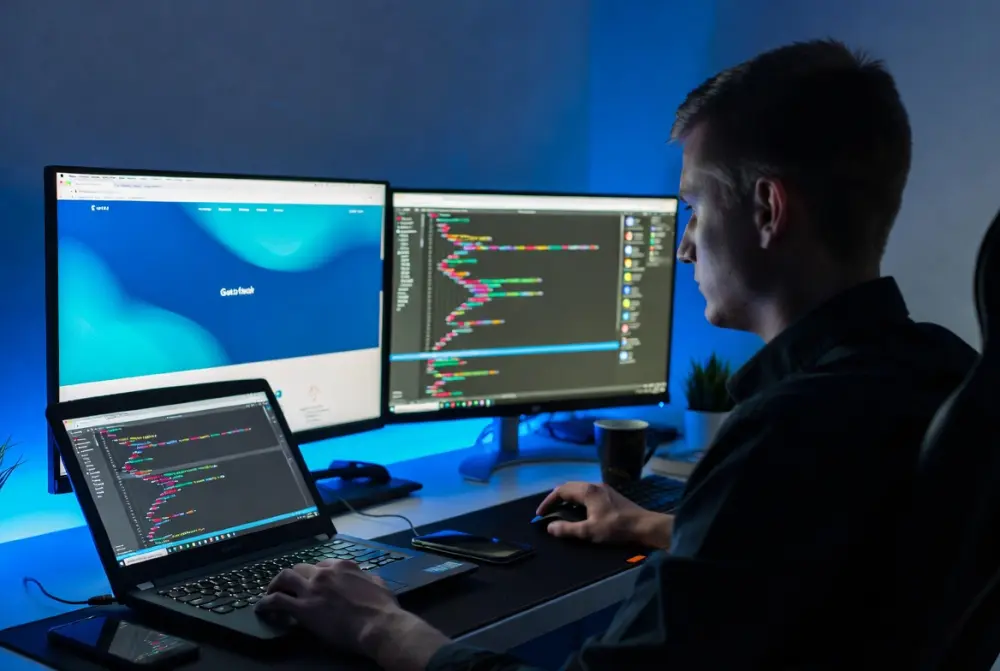 سوف أقوم بتحويل تصميم Figma إلى موقع متجاوب يحتوي على 4 سكشن