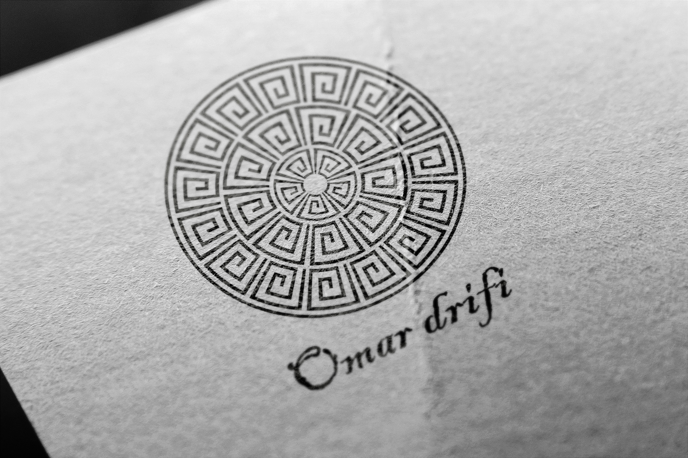 تصميم الشعارات (logo) الإحترافية.