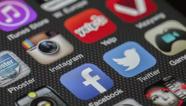 كتابة 5 بوستات إبداعية وجذابة لمنصات السوشيال ميديا (فيسبوك، إنستجرام، X)