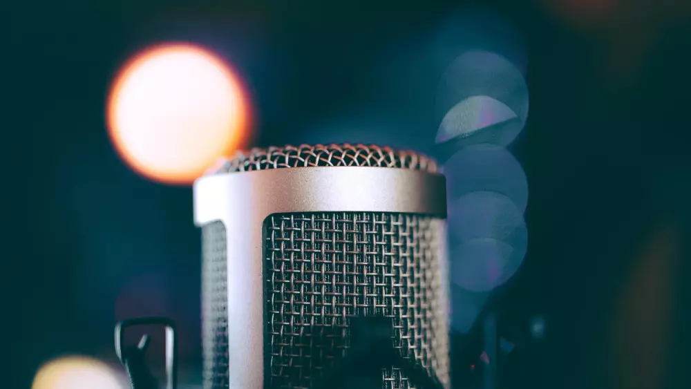 التعليق الصوتي باللغتين العربية والإنجليزية