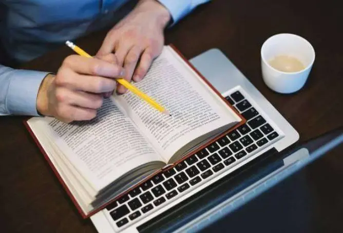 عمل بحث علمي لطلاب الجامعات  باللغتين العربية و الانجليزية