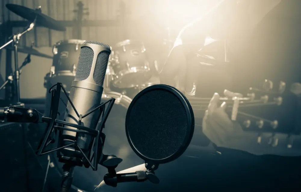 تعليق صوتي احترافي باللغة العربية للفيديوهات والإعلانات والكتب الصوتية